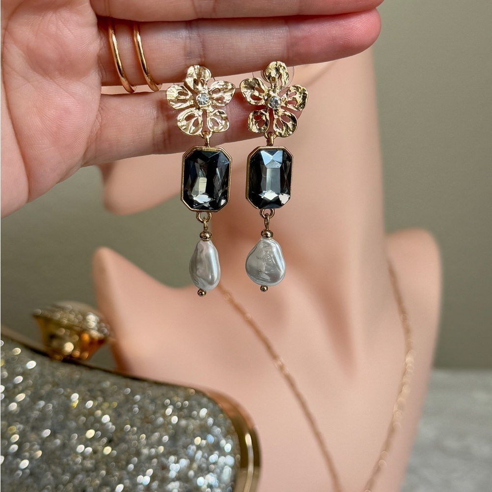 Elegant Gold and Black Drop Earrings - Picture 9 of 9